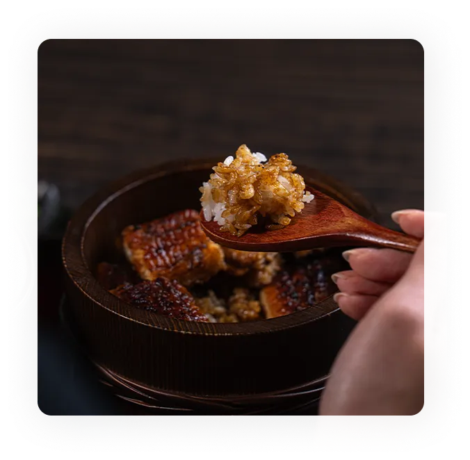 うな丼を掬い上げる